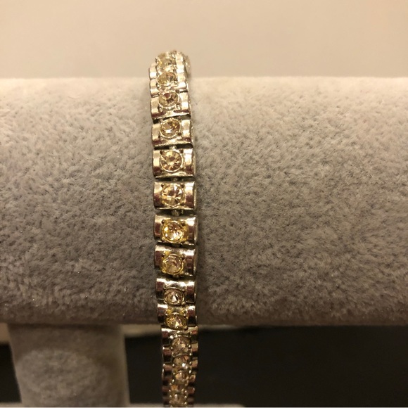 Avon Tennis Bracelet, silver tone with clear cut crystals, removable link - Picture 4 of 10